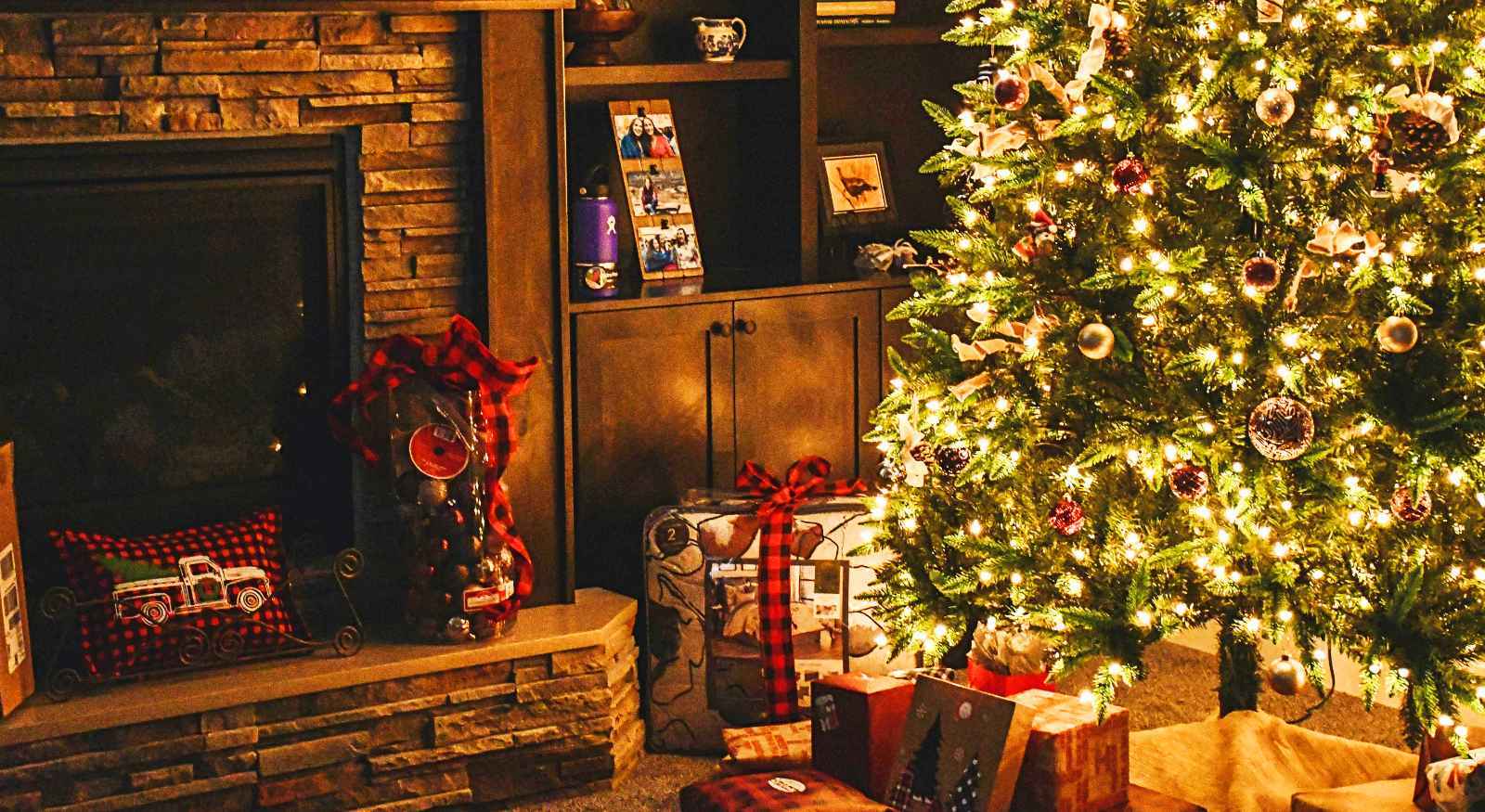 A Christmas tree with some gifts.