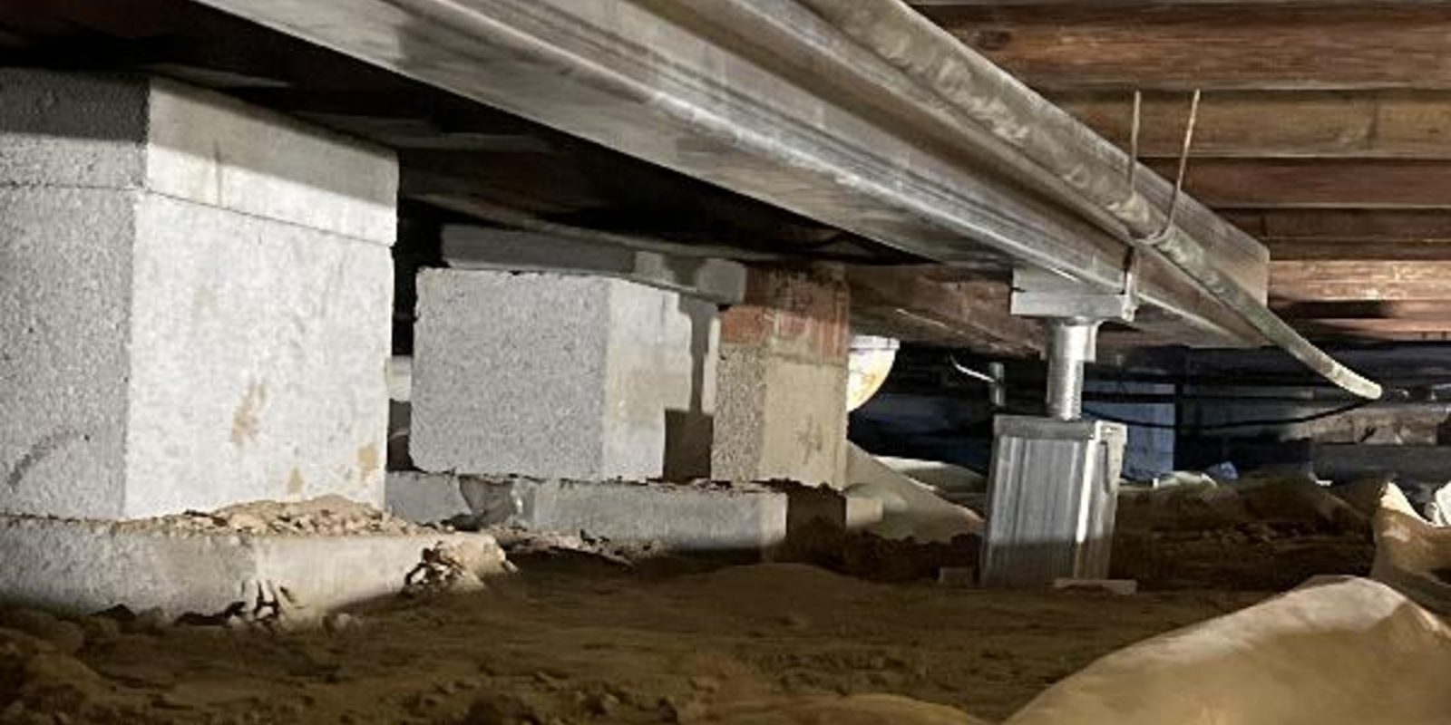 Dirty crawlspace 